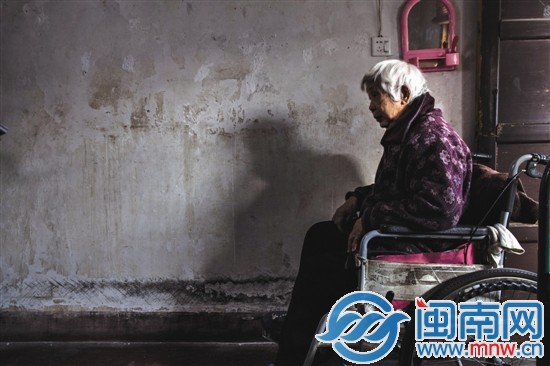陳磨治坐在輪椅上，常年窩在家中，好希望有人帶她出