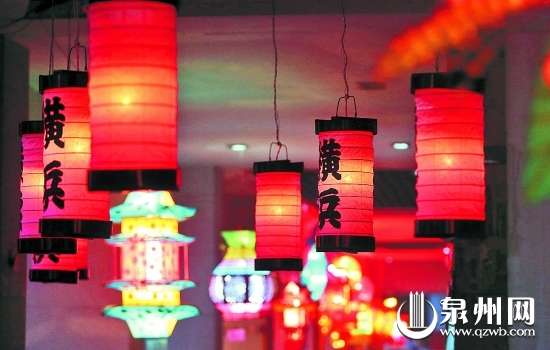 從日本空運(yùn)來的小田原燈置入紅色燈泡，喜慶又別致