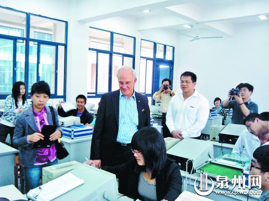 諾貝爾獎獲得者戴維·格羅斯到泉州經貿職業技術學院