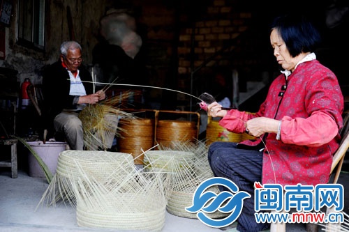 夫唱婦隨，陳阿伯編神籃已經58年了
