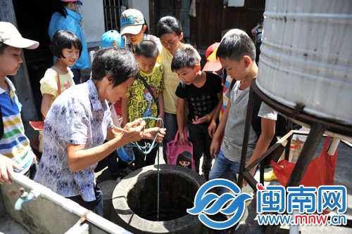 阿婆輕松就打上了一桶井水，小記者們看呆了